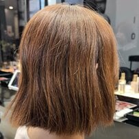 「髪が広がって収まらない」女性が多毛解決カットで丸みショートにスタイルチェンジ