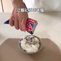 【コンビニ再現】妻が作った「炙り焼き風ソーセージおにぎり弁当」に夫「完全にあの味やん」