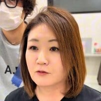 【大変身】いつも同じスタイルの女性がショートで大胆イメチェン！「すごい！すごい！」と大満足