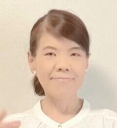 【60代マダム】”ワンコイン”で購入！しまむらの〈高見え白ブラウス〉を使った上品でおしゃれな大人カジュアルコーデが素敵