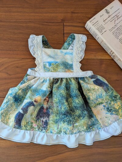 おしゃれなエプロンドレス