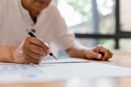 【遺族年金】請求書の提出先は市区町村か年金事務所か？必要書類と、最初の振り込みまでの流れを確認