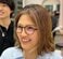 「面長で三日月型なので、それが嫌で」と話す女性　カットで前髪ありの丸みショートにスタイルチェンジ