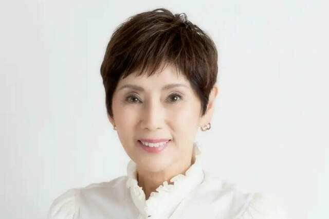 秋野暢子がおしゃれでヘルシーな手作り朝食を公開。トマトたっぷりの卵サンドにフルーツボウルが並ぶ彩り豊かな食卓に「美味しそう」と反響