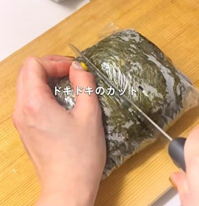 具だくさんで断面が美しい！同棲カップルの彼女が作る「おにぎらず弁当」が話題　