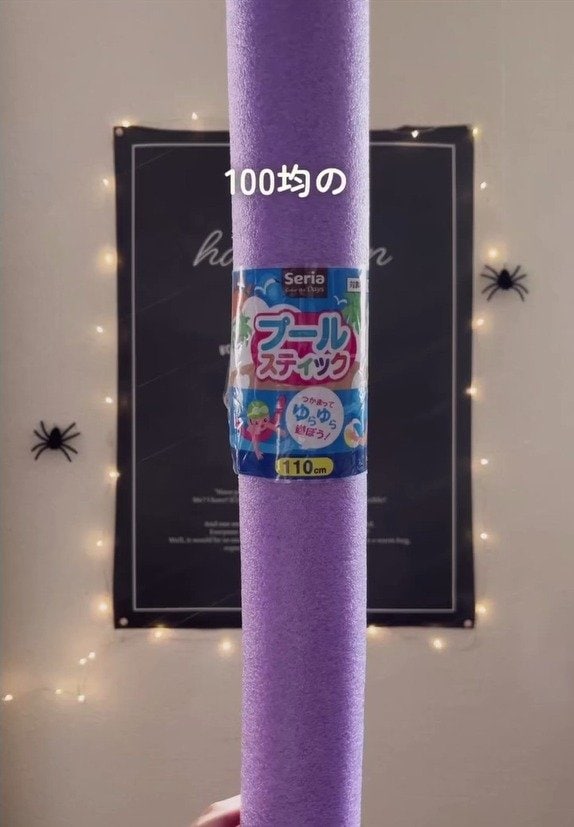 【100均でハロウィンDIY】セリアのプールスティックが「立てて飾れるオバケの人形」に変身！パーティー飾りにおすすめ
