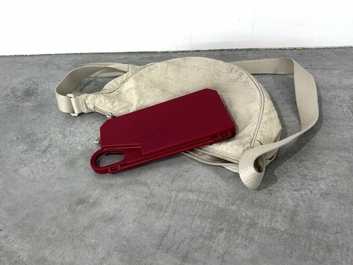 小さいショルダーバッグにもさっと入れられて便利