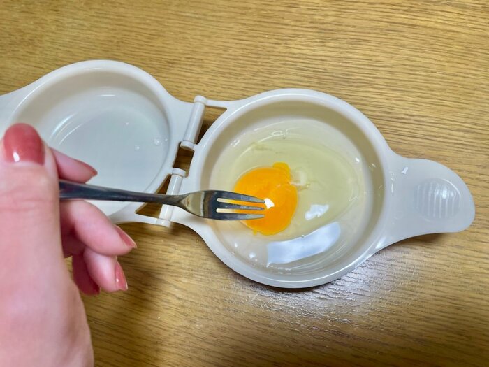 黄身に数ヵ所穴をあけておくことで、卵の破裂を防止