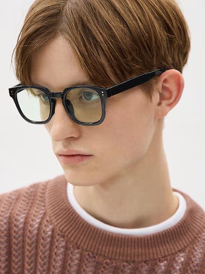 おしゃれの定番ともいえる、ウェリントン型のサングラス