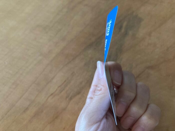 薄くてツルッとしたカードは変形しやすく注意が必要です