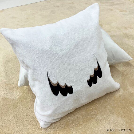 ふわふわの生地に刺繍のフェイスと羽が可愛いですね。