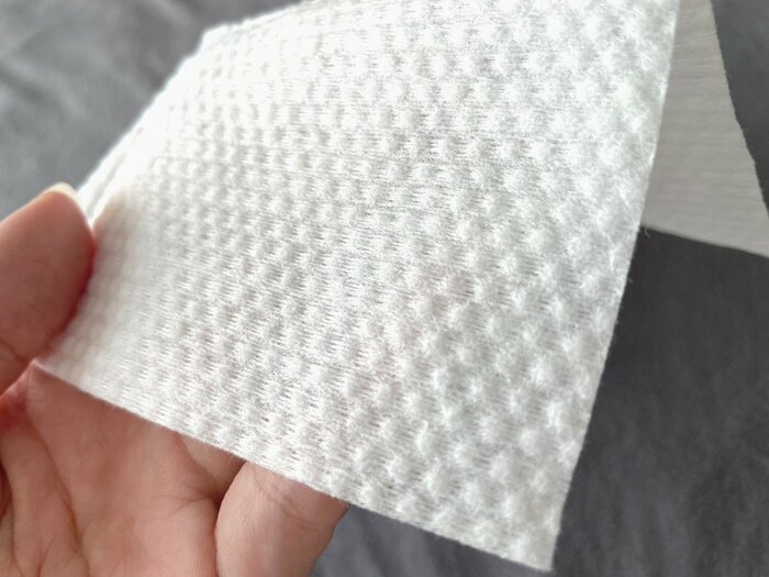 顔の水分を素早く吸い取ってくれるエンボス加工