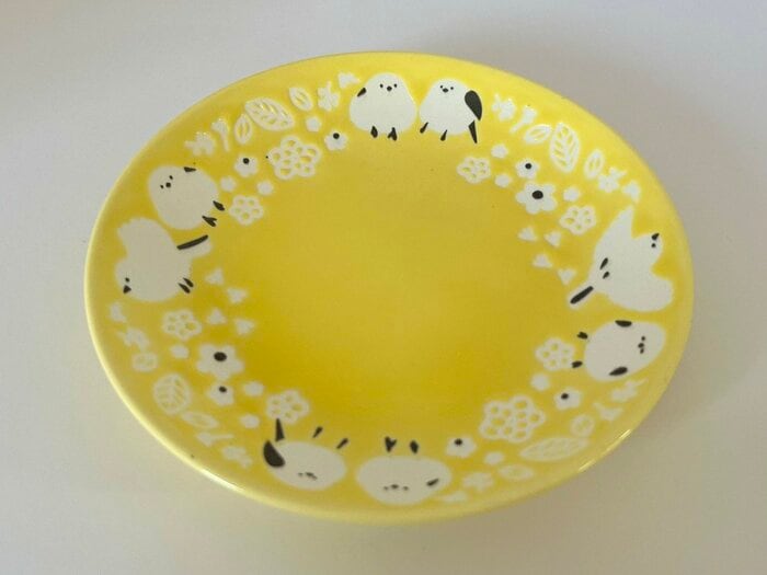 ポップなイエローカラーがかわいいプレートM