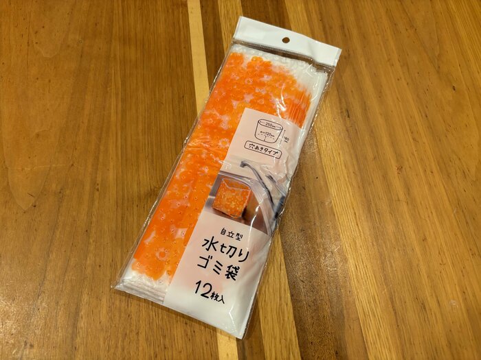 セリアのキッチンアイテム「自立型水切りゴミ袋 12枚入り」を購入しました