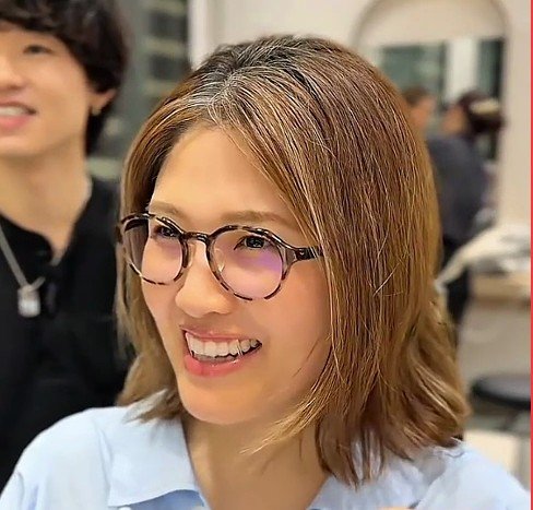 「面長で三日月型なので、それが嫌で」と話す女性　カットで前髪ありの丸みショートにスタイルチェンジ
