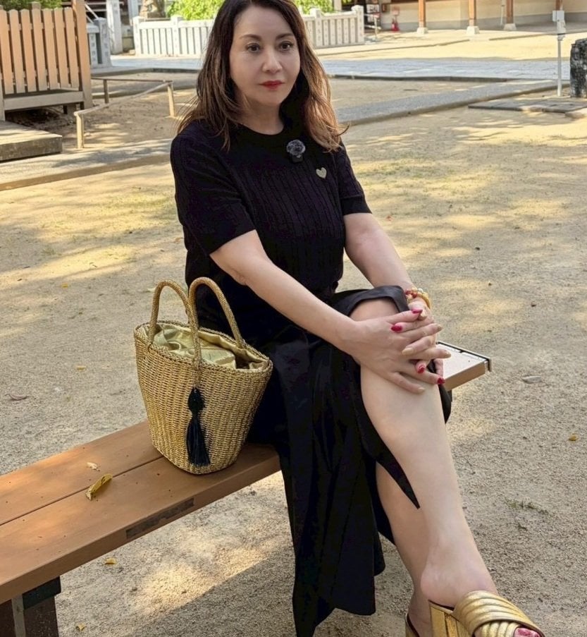 【芦屋育ちの70代マダム】“深めスリットスカート”の黒コーデが大人かっこいい！「綺麗で素敵」の声