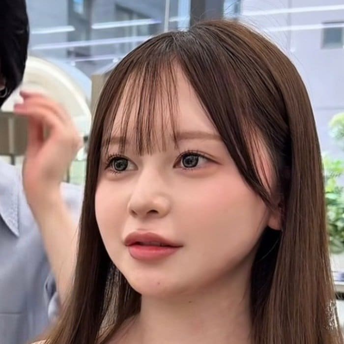 茶髪ロングの女性が暗髪カラー&ハイレイヤーカットで大人っぽくスタイルチェンジ