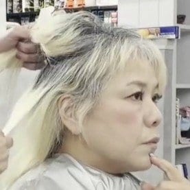 「ブリーチ3回で切れ毛が深刻…」髪のダメージに悩む女性が“ローライト×ショート”で白髪を活かしたスタイルに変身！
