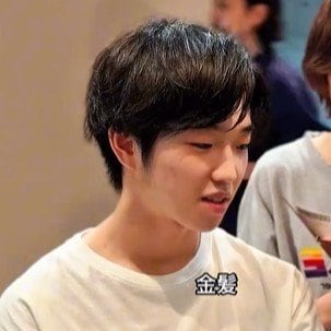 【大変身】黒髪の男性がミルクティーカラーに大胆イメチェン！「別人級」の仕上がりに驚き！