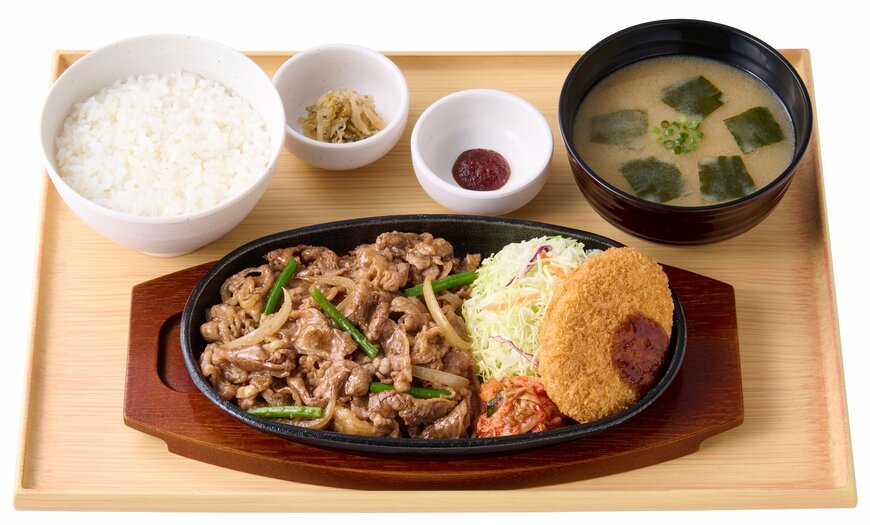 出所：株式会社プレナス「「やよい軒」世界共通フェアTEPPAN FAIR(鉄板フェア)第１弾！　ジューシーな牛肉をコク旨の特製だれと炒めて食欲そそる『牛カルビ焼肉定食』・『牛カルビ焼肉とコロッケの定食』」