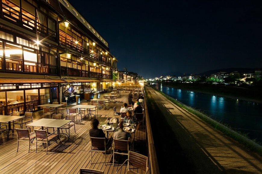 出所：バリューマネジメント株式会社「【鮒鶴京都鴨川リゾート】“天空テラス”での舞妓の京舞鑑賞を愉しめる川床ディナーを9月17日〜18日の2日間限定で提供」（PR TIMES）