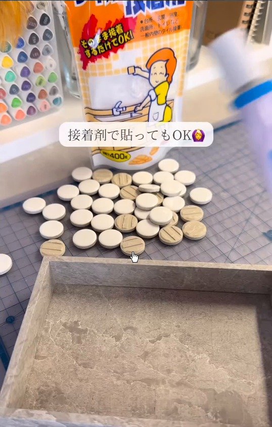 タイルを接着剤で貼る様子