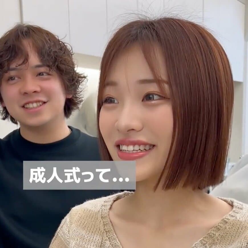 「重たい！髪の毛が」数日後に成人式を控えた女性が“上品なショート”に大変身！鏡を見て「最高です！」