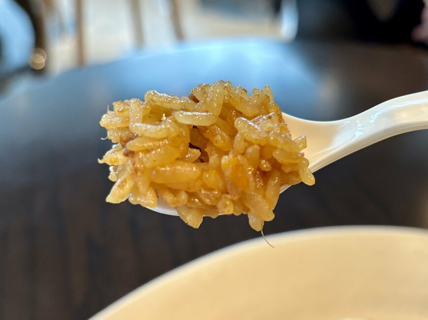 スプーンに乗せた炒飯の写真