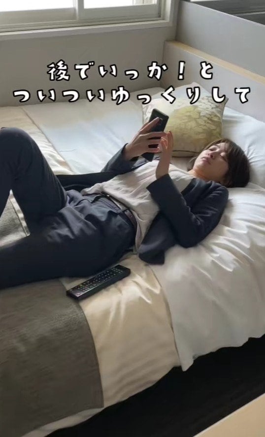 ベッドに寝っ転がる女性