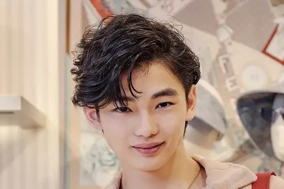 冨永愛の長男・冨永章胤 “190cm超え”圧巻スタイルでのランウェイに「すごい頭身」「最強のDNA」「遺伝子継いどるなあ」 ラグジュアリー ...