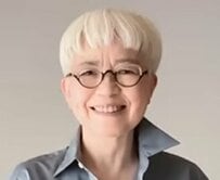 【70代マダム】が「シアーシャツ×アトム」を着こなす！GUのハーフパンツでトレンド感のあるコーデが完成