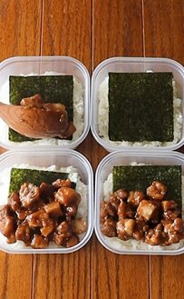 【タッパー弁当】てりてりのお肉とゆで卵をどーんと盛り付けたガッツリ「ルーローハン弁当」が話題