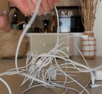 「この発想はなかった！」充電ケーブルがごちゃつく充電スペースを……100均「お皿立て」の目隠し収納でスッキリ！