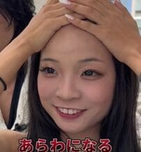 「おでこが広い」と気にする女性　プロの手にかかった変身姿に驚き