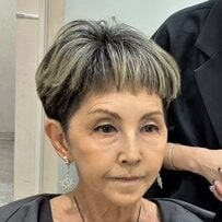 シャドールーツからブリーチカラーへ。白髪ぼかしを取り入れた女性の「明るくオシャレ」な仕上がりに満足