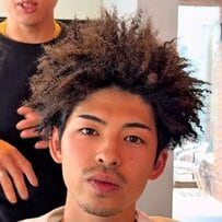 【劇的イメチェン】アフロの男性が脱パーマ×カットで激変！「モデルのよう」と大反響