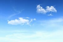 突然空に現れて消えた「珍しすぎる虹」　貴重な瞬間の記録に「初めて知った」「幻日かも」の声が続出