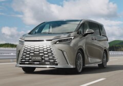 【トヨタ自動車】「LEXUS LM」新モデル、贅沢すぎる“光のエスコート”に驚愕する人が続出「惚れちゃう演出」「もはや家では…？」