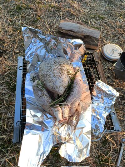 丸鶏を焼くことに……！