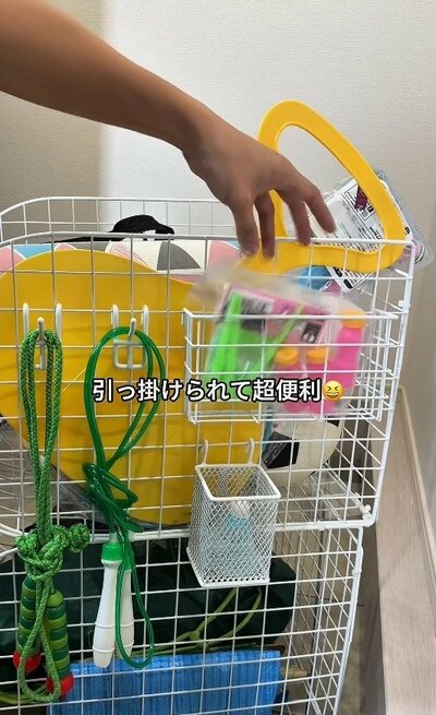 フックに小物を掛けて収納している様子