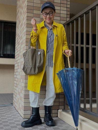 黄色のロングコートで雨の日コーデ