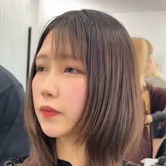 ロングヘアを『ボブウルフ』へばっさりカット。カット前後のスタイルの変化に注目