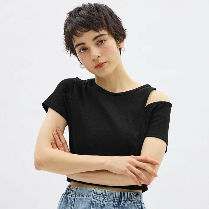 GU公式、ショルダーカットアウトT着用例画像