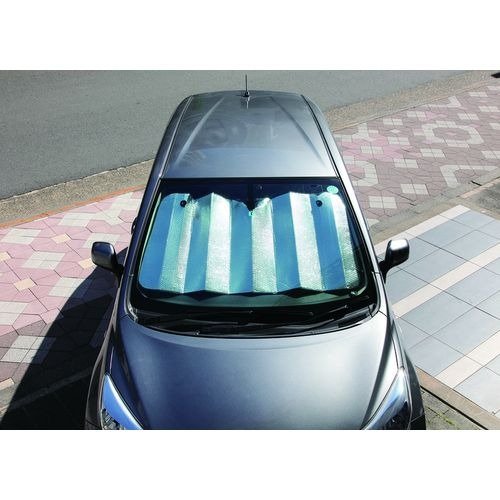 強い日差しや紫外線から車内をしっかりと守ってくれるアイテムたち