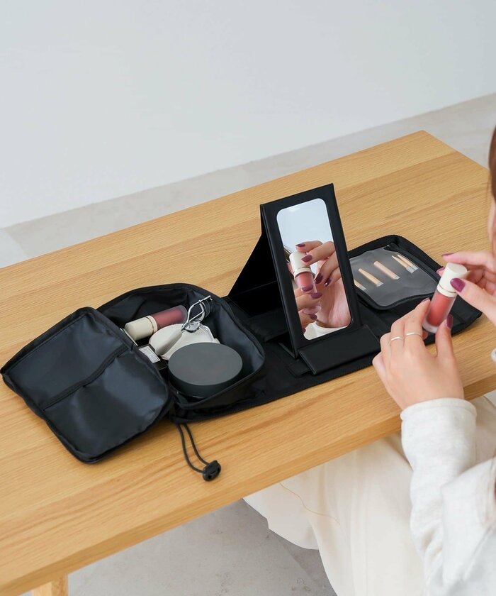 3COINSから登場した「解決コスメポーチ」