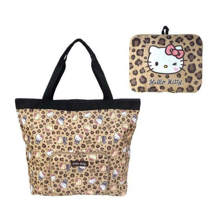ポケット口を利用して本体を折りたたむことで持ち運びやすいサイズに