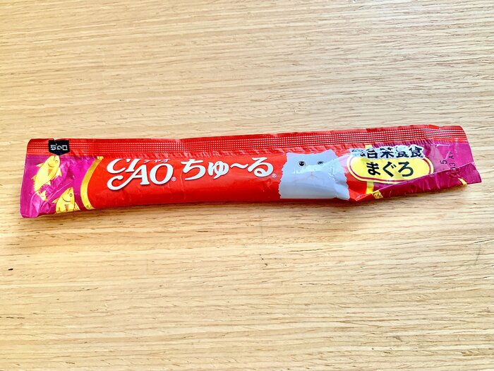 まずは、自宅にある液状おやつの端を内側に折り込みます