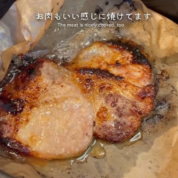 豚の味噌漬けがメインの【夫弁当】　ノンフライヤー調理器を使って「いい感じ」に焼けたお肉が美味しそう