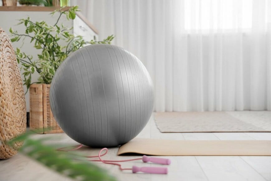 天井に引っ付いたバランスボール→5年後の状態に思わず二度見「もうオブジェ」