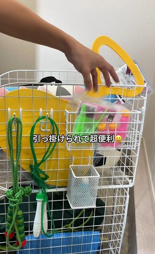 フックに小物を掛けて収納している様子
